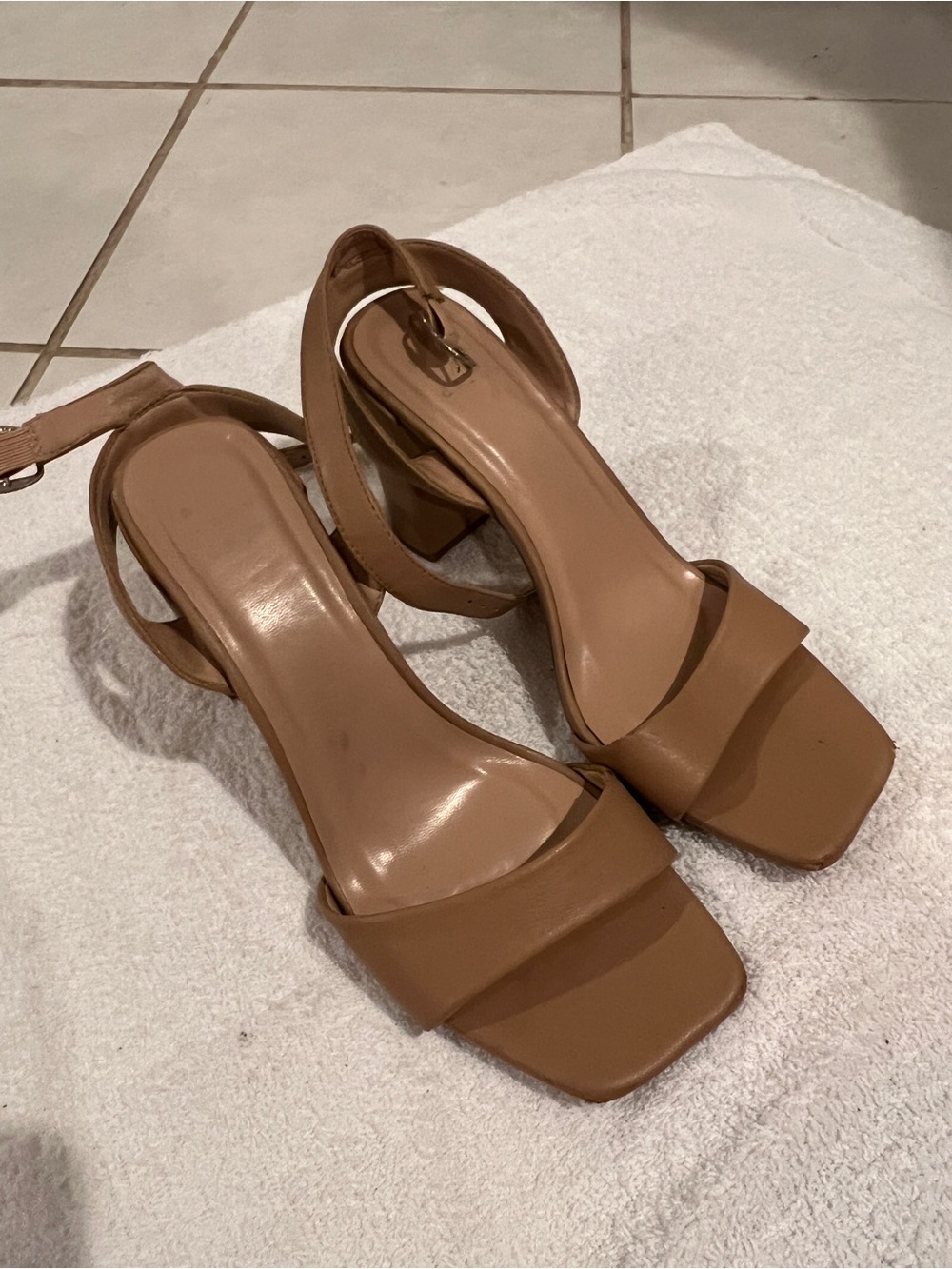 Well worn heels - Picture 2 of 11